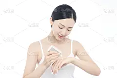 美妆系列写实穿着白色吊带使用护肤品的美妆模特半身照