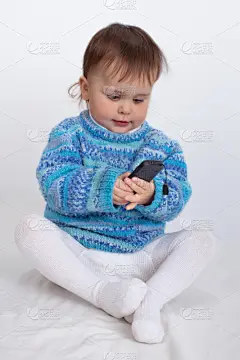 电话机,婴儿,进行中,垂直画幅,俄罗斯人,仅一名女婴,白人,仅婴儿,看,简单生活