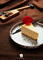 法式甜点——榴莲芝士DURIAN CHEESE#甜点##法式##美食# -Goon Studio
重芝士单纯而质地偏硬，口感饱满且满带奶酪酸香，正是这种奇异的味道让爱者无法抗拒，恶者拒之千里。当其与惺惺相惜的榴莲相遇融合，充满异国风味且口感柔滑的水果更是让这款芝士蛋糕刁钻到极致