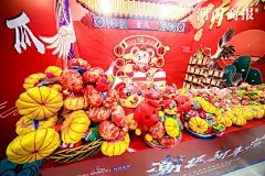 东方腔调、国潮出征！世界这么大，出去看看才知道原来庙会也很潮！_传统 : 一场以国潮为元素的庙会文化节，让潮流文化与中国传统文化在这里交汇、融合。这场据说潮爆了的庙会节到底怎么样？ 蓝红色为主色调的龙门、长长的红毯，过年的气氛与国潮范从大门口就开始了。 1月1…