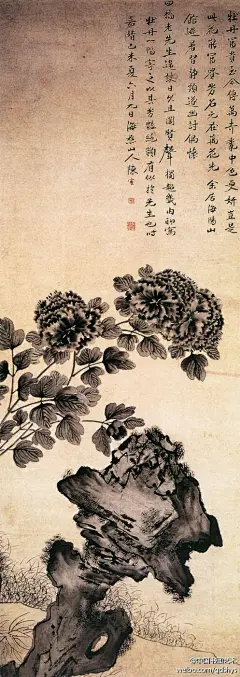 #古画#【 明 陈鹤《牡丹图》 】 这幅牡丹别具特色、独成一格。以疾笔钩勒怪石，水墨晕染，枯笔点垛。用细笔短线，随意描出草丛，生动活泼。牡丹花、叶纯以墨色晕染，以水洗出花瓣重重的繁复之感。墨韵生动，清新不俗。