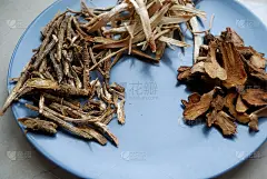 盘子里的各种中药。方凤、白竹、黄芪根切成片晒干。