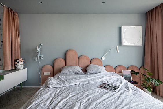 A unique headboard u...