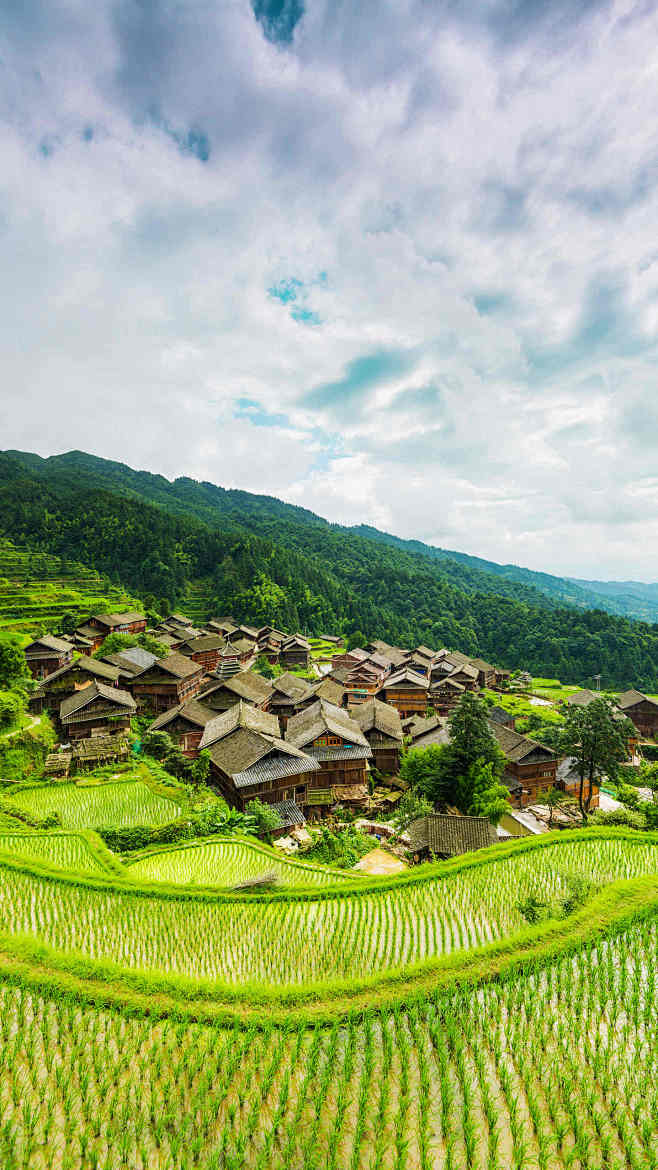 侗寨及侗族村落，大多就其地形而建，各个房...