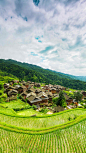 侗寨及侗族村落，大多就其地形而建，各个房子之间有机相连，构成一幅错落有致的画卷。视觉中国