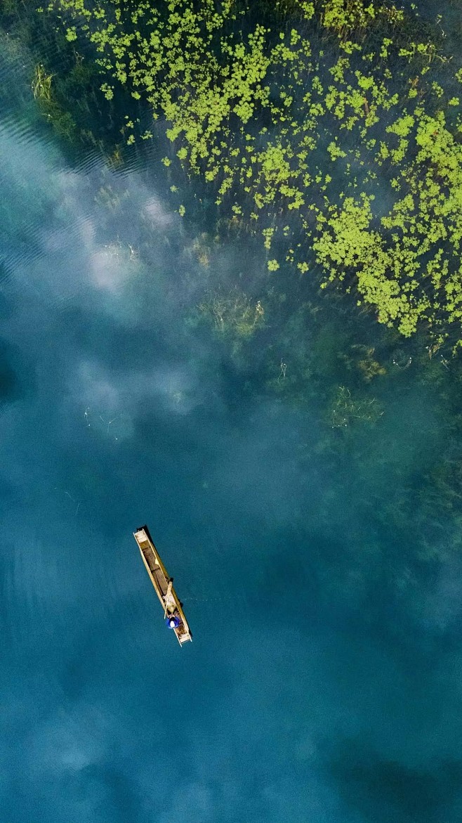 泸沽湖，因水体透明度极高，以上帝视角观看...
