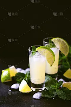 意大利柠檬酸橙利口酒，柠檬酒加冰和薄荷