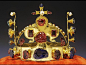 1347年温塞斯拉斯圣皇冠，属于波希米亚国王（神圣罗马帝国皇帝）查理四世。纯黄金饰以19颗蓝宝石，44个尖晶石，1个红宝石，30颗祖母绿和20珍珠。温塞斯拉斯是波密西亚守护神