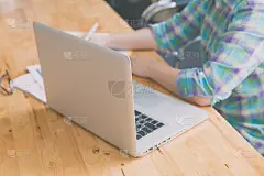 女人手，笔，眼镜，商务文件，笔记本电脑不行