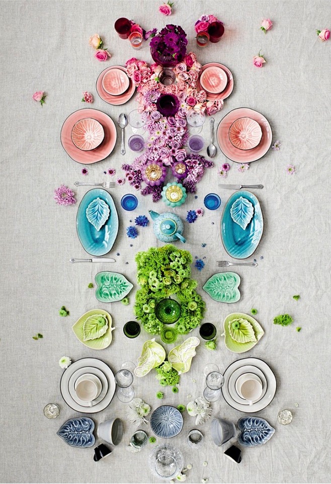 盘子和鲜花创造的渐变餐桌布置艺术--汇聚...