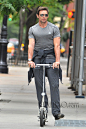 当地时间10月下旬，休·杰克曼 (Hugh Jackman) 在纽约曼哈顿骑滑板车出街散步。