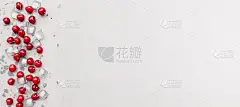 平铺顶视图在灰色的混凝土背景，甜樱桃浆果，副立方体
