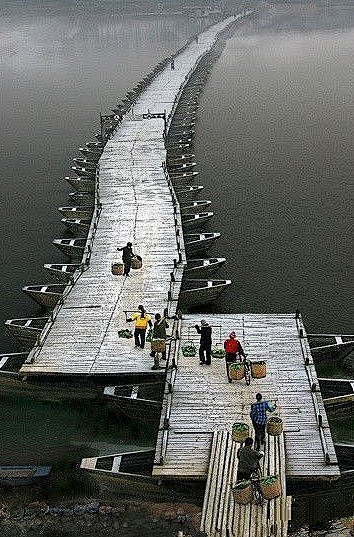 【赣州古浮桥】——一座由船只排列而成的长...