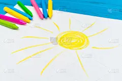 多色铅笔与空白白纸