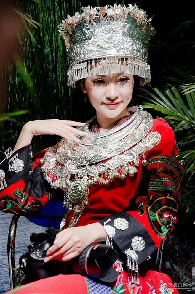 点击查看源网页人物女人苗族姑娘