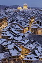 White vista, Roofs in the old town of Bern, Switzerland
雪