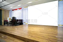 水平空白信息横幅站在木舞台附近，城市设置海报的空白模型，白色干净的广告牌与复制空间的标志，文字或其他