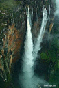 世界最高瀑布：委内瑞拉安赫尔瀑布
委内瑞拉安赫尔瀑布是世界上最高的瀑布，也叫做丘伦梅鲁瀑布。瀑布分为两级，先泻下807米，落在一个岩架上，然后再跌落172米，落在山脚下一个宽152米的大水池内，总落差达到979米。安赫尔瀑布位于委内瑞拉玻利瓦尔州圭亚那高原卡罗尼河支流丘伦河上，瀑布为密林遮掩，宜从空中赏看。1935年，西班牙人卡多纳首次发现了原本只有当地印第安人才知晓的丘伦梅鲁瀑布。 1937年，美国探险家詹姆斯安赫尔在空中对瀑布进行考察时坠机，委内瑞拉也因此将瀑布命名为“安赫尔”。 #采集大赛#