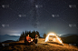 星空下的山间浪漫夜晚露营。
