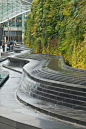 伦敦Westfield购物中心绿色生活墙商业内街 / AECOM : Westfield在伦敦的开幕当天，超过15万的购物者涌向欧洲最大的内城市场，总共17.5公顷，近280家商店，50间餐厅和14个屏幕电影院。AECOM在这个1.7亿英镑的发展中的作用是完成独特的风景和公共设计。景观设计的亮点是南部露台的生活墙，新的跳楼中心的西入口...