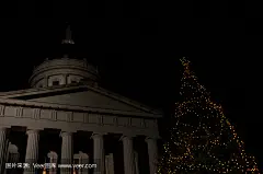 圣诞树在佛蒙特州立大厦前面的夜晚
Christmas tree at night in front of the Vermont Statehouse