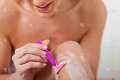 年轻女子在做腿部脱毛手术