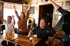 运动,啤酒,友谊,电视机,饮料,含酒精饮料,社交聚会,美式足球,全家福