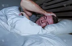 夜晚,床,沮丧,失眠症,男人,走神,起床,担心,睡觉,躺