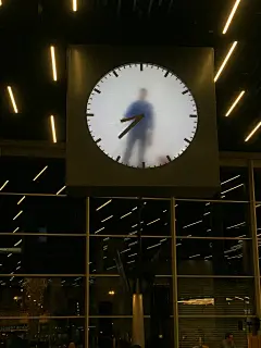爱丁堡随记（上） : 前两天看到爱丁堡大学的一位师兄发票圈，说因为下雪，爱丁堡大学停课。另一位在爱尔兰都柏林大学的师弟也说“爱尔兰人是有多没见过世面，因为下雪竟然把超市的东西都抢空了”。我到达爱丁堡时是晚上10点，爱丁堡正在下大雪，赶紧把包里早准备好的羽绒服套上，围上围巾，但因为没带手套，穿的仍然是在香港登机时的裤子，在机场外顶着鹅毛大雪站了十分钟后就有点受不了，不过万幸的是，我觉得爱丁堡即使下雪也没有我大贵州的冬天刺...