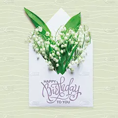 生日贺卡快乐。创意的布局，山谷百合花束在一个信封的花。