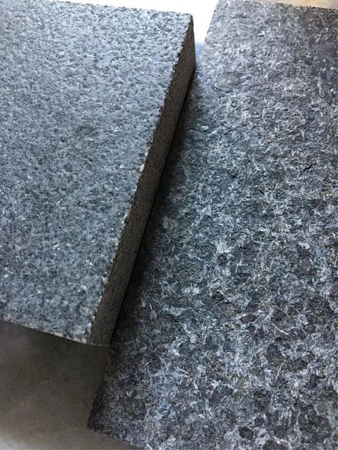 左为酸洗面细粒黑金砂，右为仿古面粗粒黑金砂-花瓣网
