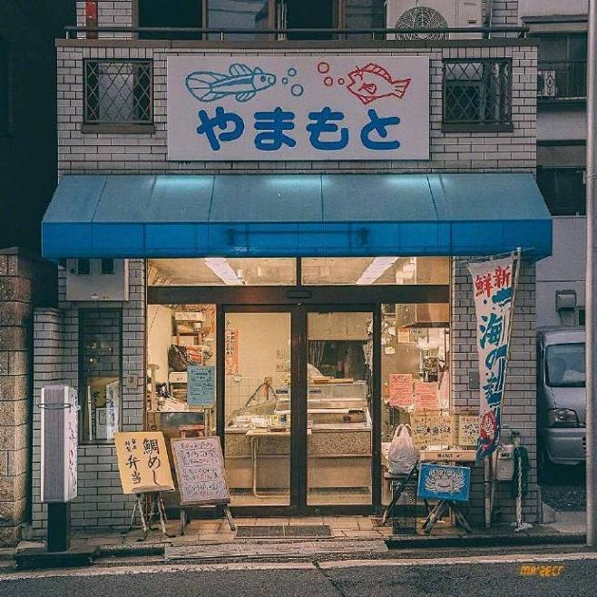 #你见过的招牌有多野# 日本街头温暖干净...