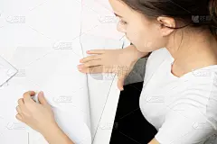 折纸(Origami)是中国古代的一种折纸艺术。年轻女子在画简笔画