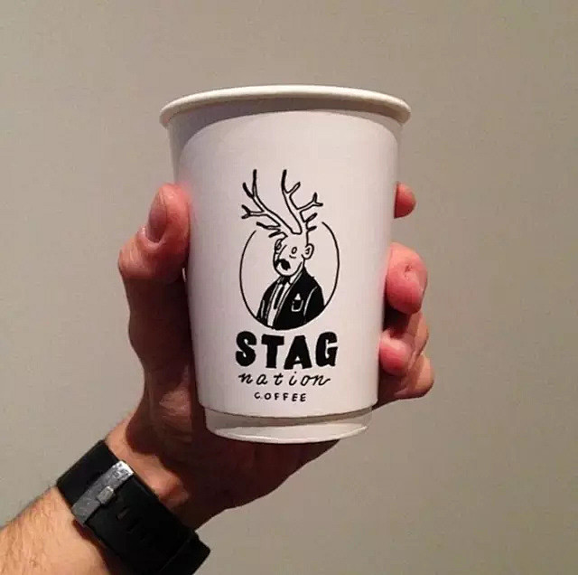 一次性咖啡杯上的有趣的涂鸦一