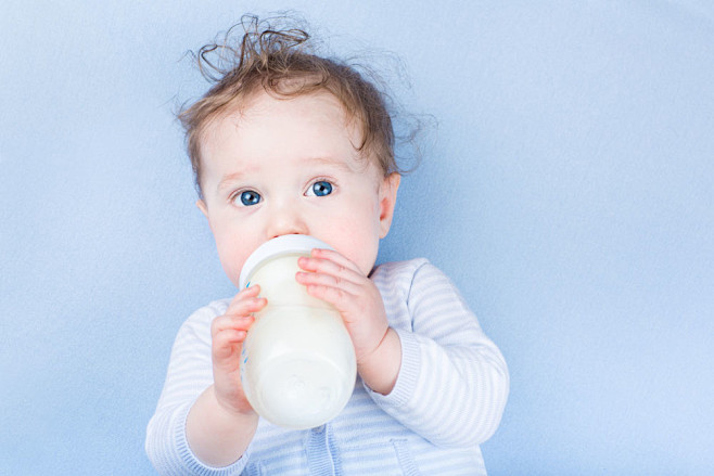 喝奶的可爱宝宝图片素材