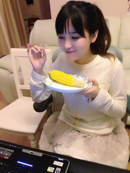 饿的我两点才爬起床来，扶墙入厅。。就吃两...