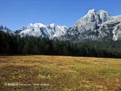 高山下的草地高清摄影桌面壁纸图片素材