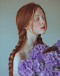 西班牙的时尚摄影师Xenia Lau自2016年起以 "PHOTOTROPISM:the skin of flowers"为主题将女孩与花朵巧妙结合在一起拍摄了系列人像作品。