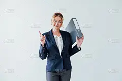 一个女商人带着文书工作在办公室里工作