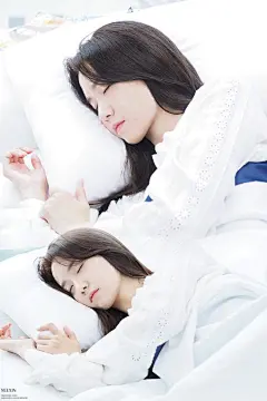 #林允儿##林允儿THEK2##林允儿韩剧theK2# 撸一个对比一个壁纸‖红白玫瑰你别说 这透白的色系 还真是极衬她的颜这睡相 任谁都不想把她叫醒吧太喜欢林允儿这种静好的感觉@LIMYOONA90-2