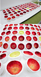 [【艺术创意】立体装饰苹果] 艺术家叫Chisa Takahashi，他在半球形纯白石膏碗的内侧用丙烯酸颜料绘制上苹果果皮的图案，达到裸眼3D的效果！