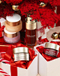 Clarins Official 在 Instagram 上发布：“Still looking for gift ideas? Here’s our holiday gift to you AND Mother Nature  Our anti-aging day & night cream jars contain 25% recycled…”