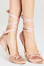 大热鞋款：11 双丝带款式芭蕾舞鞋，你也可跟芭蕾舞者一样优雅！