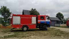 红色和白色的消防车在村子里