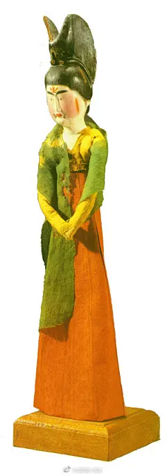 #唐# 
新疆吐鲁番阿斯塔那206号墓（张雄夫妇墓）出土有木身纸臂绢衣舞女俑十七件。
其中保存完好的三件，常见于各大丝路主题展览。（图一、二、三），其余数件残损较多，在各展览与出版物中未见。（如图四）
自俑像纸臂拆出的文书为长安城延兴门内新昌坊某处质库所用的质库账历，可知这批俑像制作于长 ​​​​...展开全文c