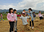 活动回顾│11.24北大附中二年级亲子秋游活动：扎稻草人、挖马蹄、磨豆浆、打地鼠_红薯 : 到达目的地之后就开始了我们的第一个项目——挖红薯，大家听到挖到的红薯可以烤着吃，也是挖了好多的。 既然体验了挖红薯，那一定要体验一下农作中少不了的扎一个稻草人了。 这个项目也是我们今天最后一个项…