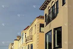 有屋顶和飞檐细节的一排高档住宅