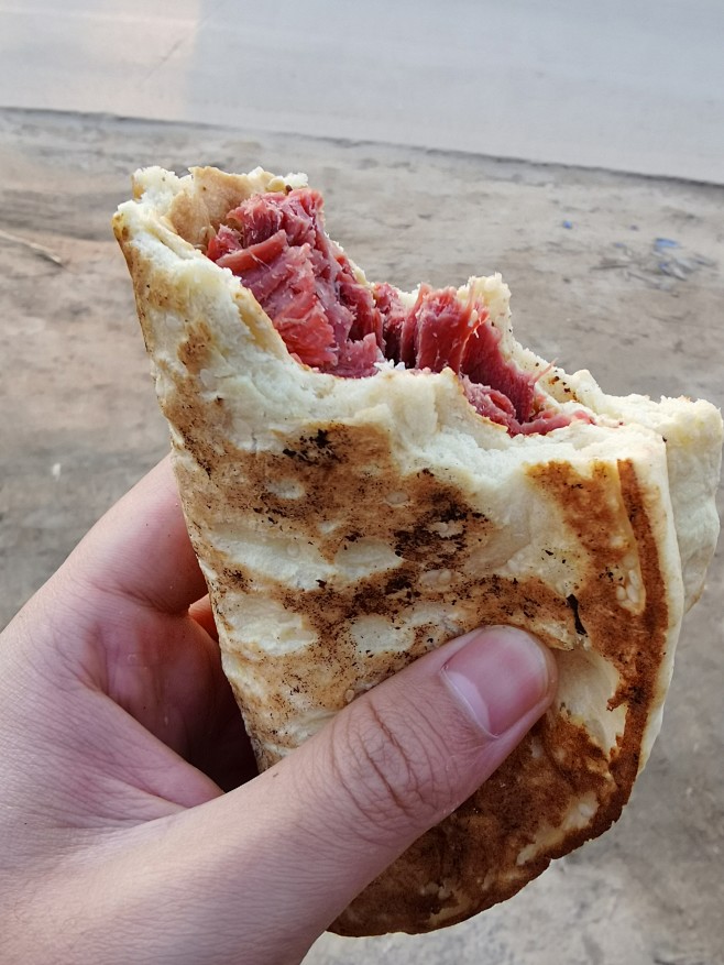 烧饼夹肉
