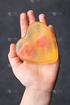 儿童手握装饰的手工心