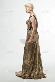 女人美长裙，优雅的女孩在金色长袍
